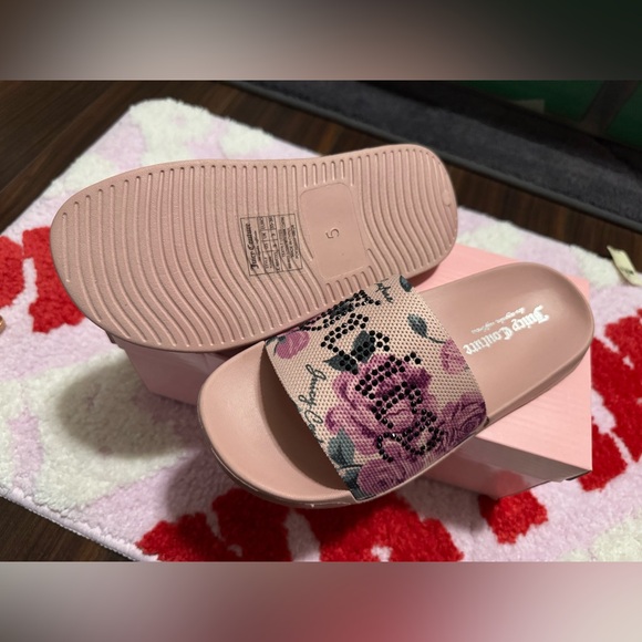 Juicy Couture Slip on - Picture 5 of 6
